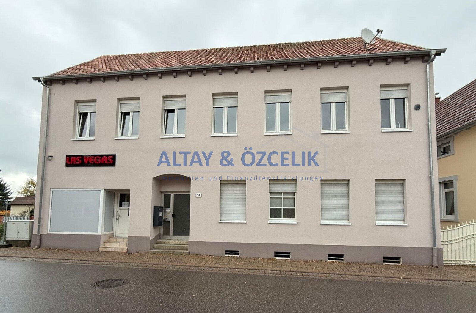Wohn- und Geschäftshaus mit drei Wohneinheiten und etablierter Spielhalle in Billigheim-Ingenheim Wohn- und Geschäftshaus mit drei Wohneinheiten und etablierter Spielhalle in Billigheim-Ingenheim