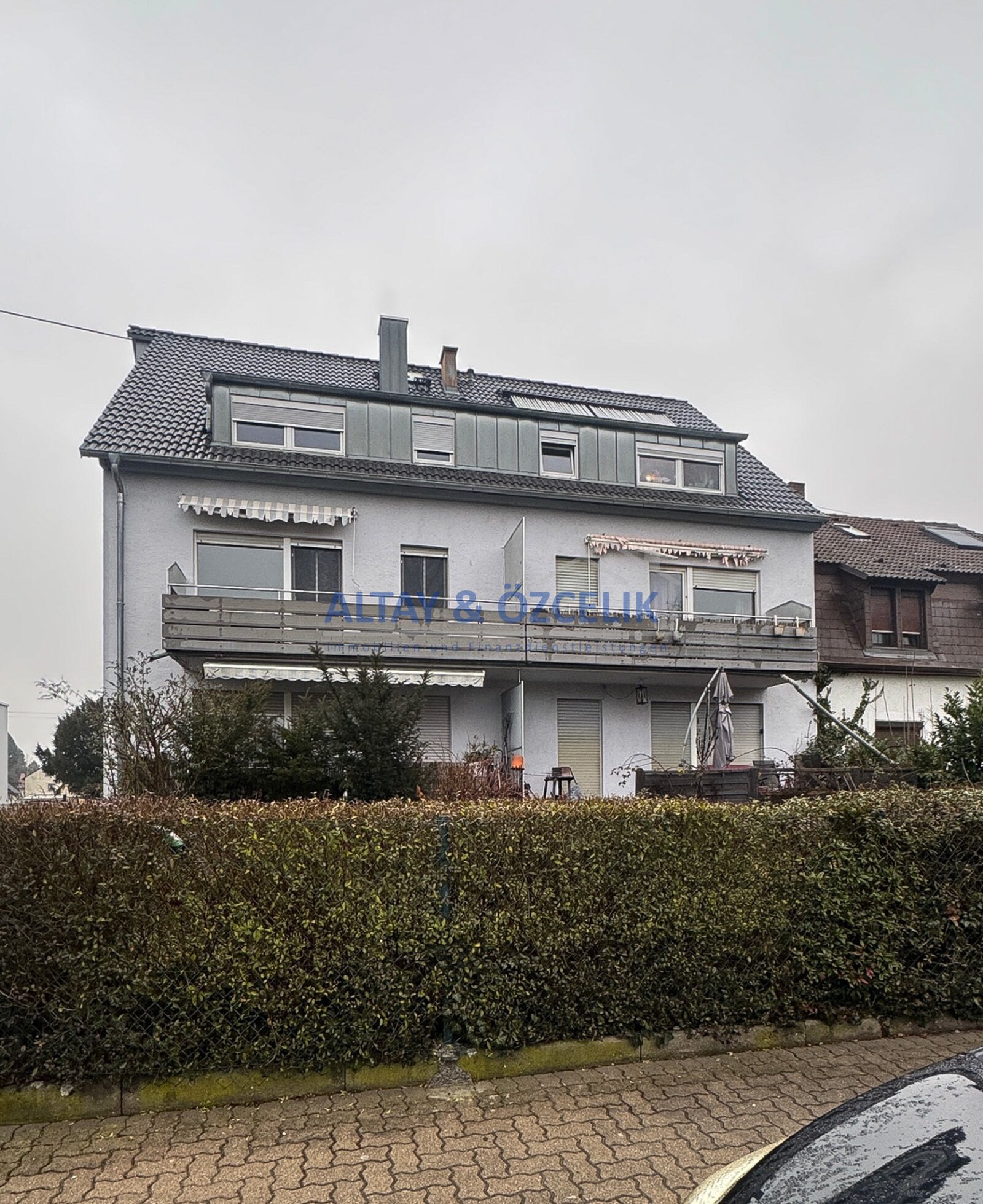 Gepflegte 3-Zimmer DG-Wohnung mit Außenstellplatz Gepflegte 3-Zimmer DG-Wohnung mit Außenstellplatz